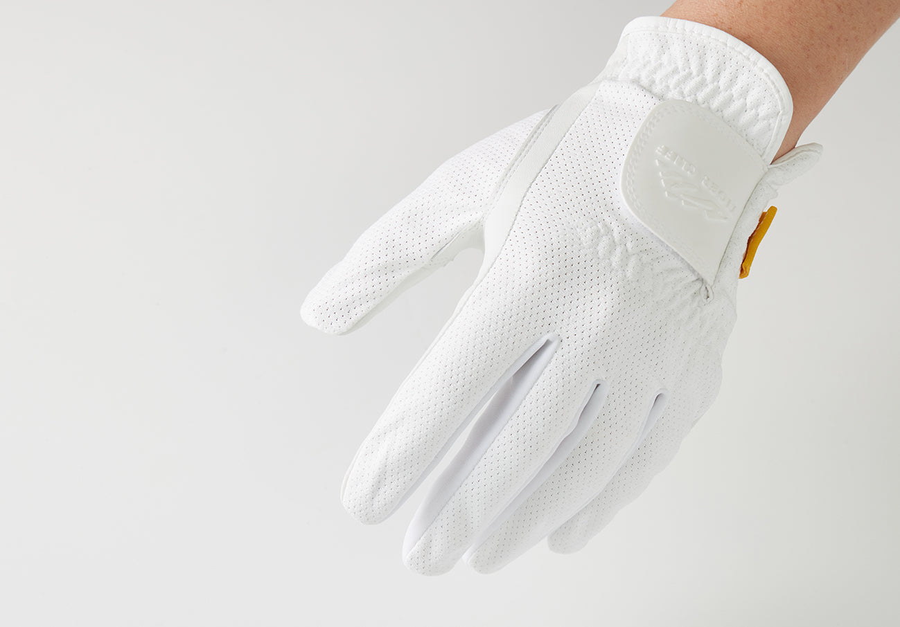 AIRY_1: A hand wearing a white leather golf glove.